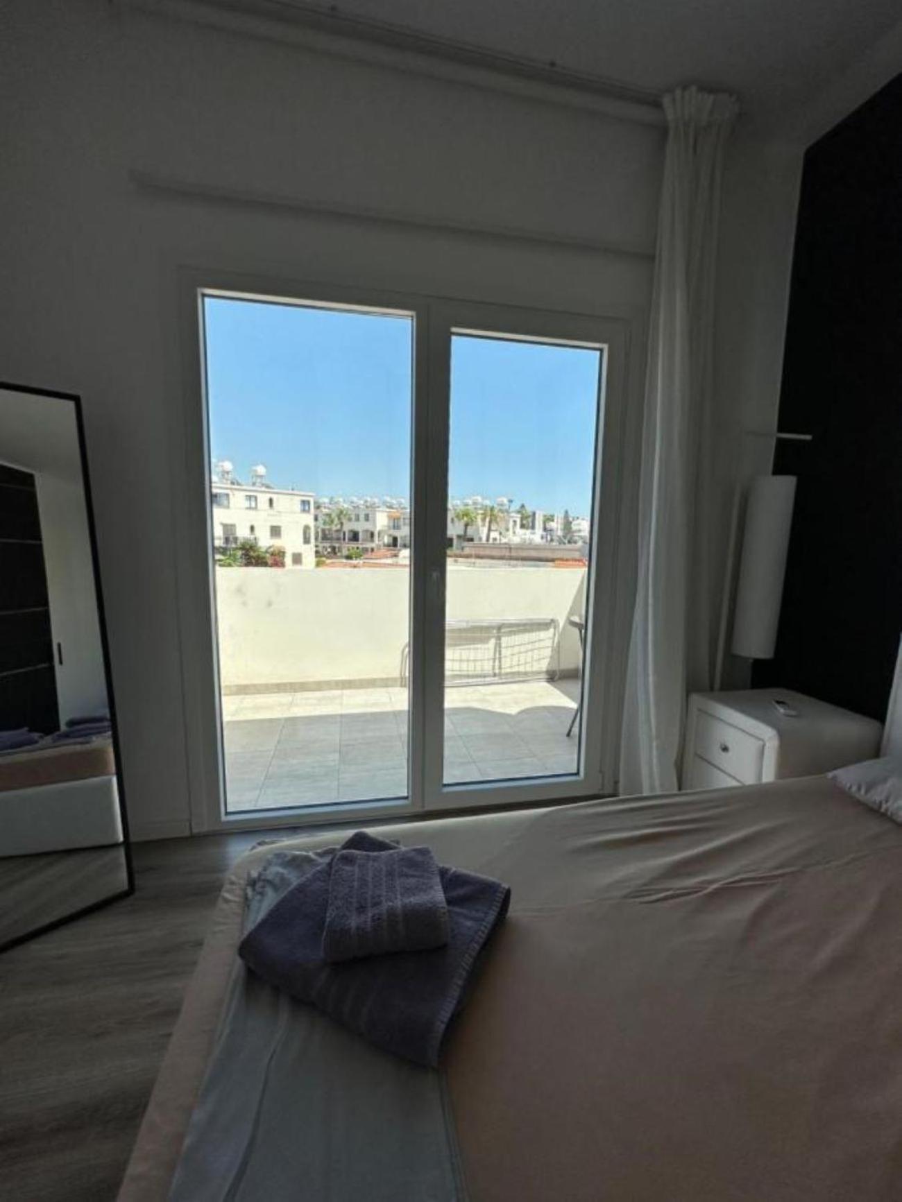 H&O Boulevard Breeze Apartment! Paphos Buitenkant foto