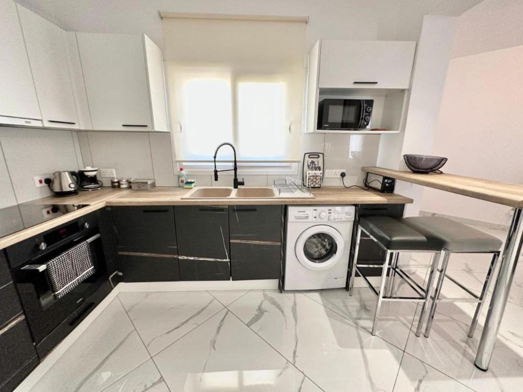 H&O Boulevard Breeze Apartment! Paphos Buitenkant foto