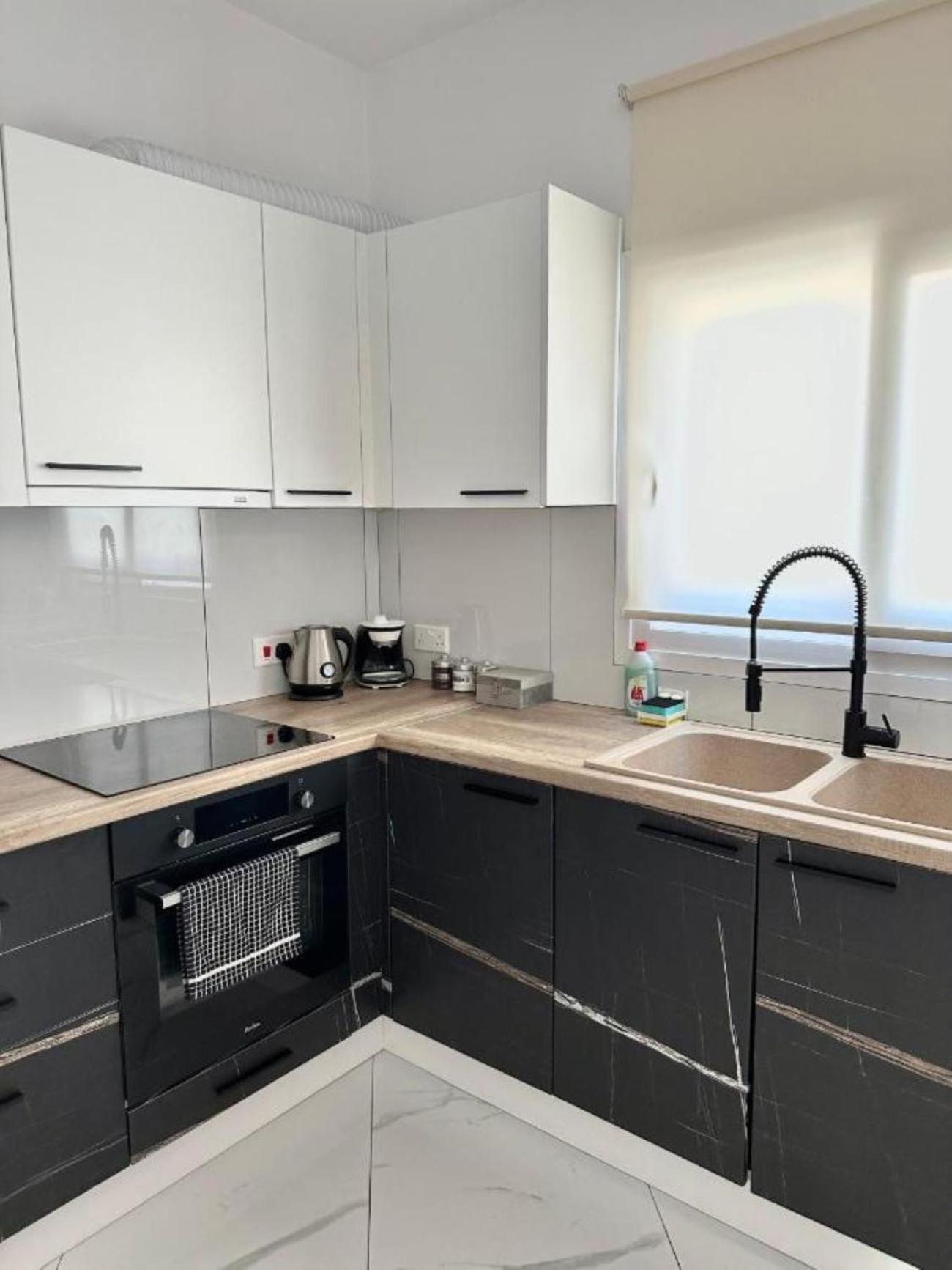 H&O Boulevard Breeze Apartment! Paphos Buitenkant foto
