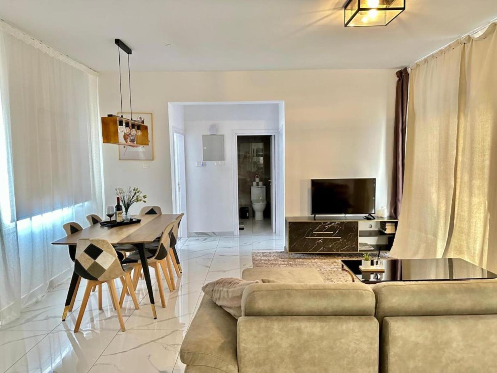 H&O Boulevard Breeze Apartment! Paphos Buitenkant foto