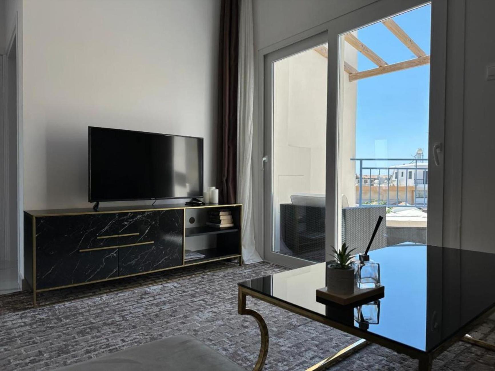 H&O Boulevard Breeze Apartment! Paphos Buitenkant foto
